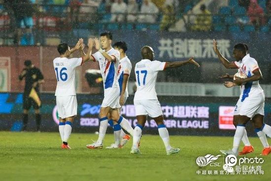 谈到里科-刘易斯，福登说道：“他多大了？才19岁是吧？这太疯狂了。